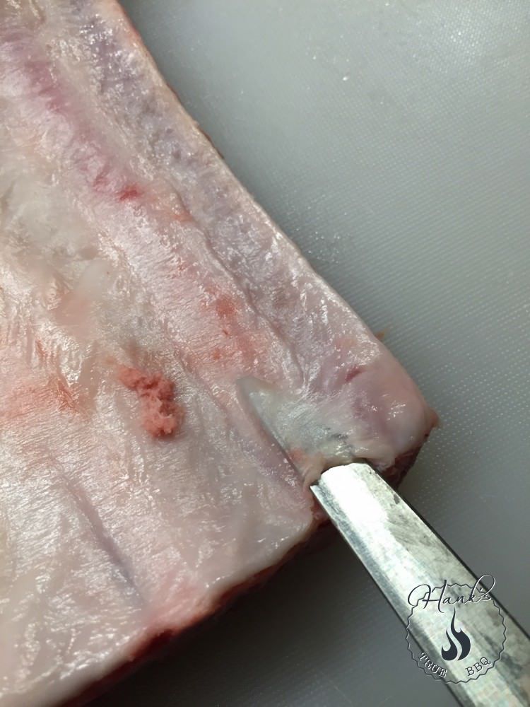 Stick in kniven i ändan på ett av revbenen för att ta bort silverhinnan.
