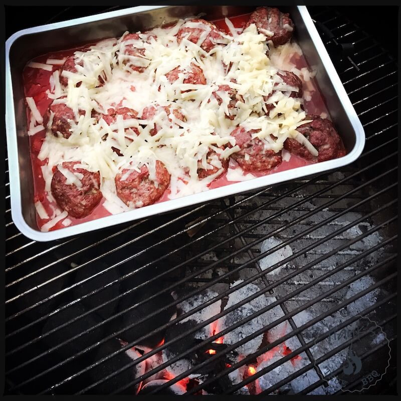 Köttbullarna gratineras i tomatsås och med ost