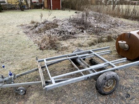 Släpet med ny ram ditmonterad