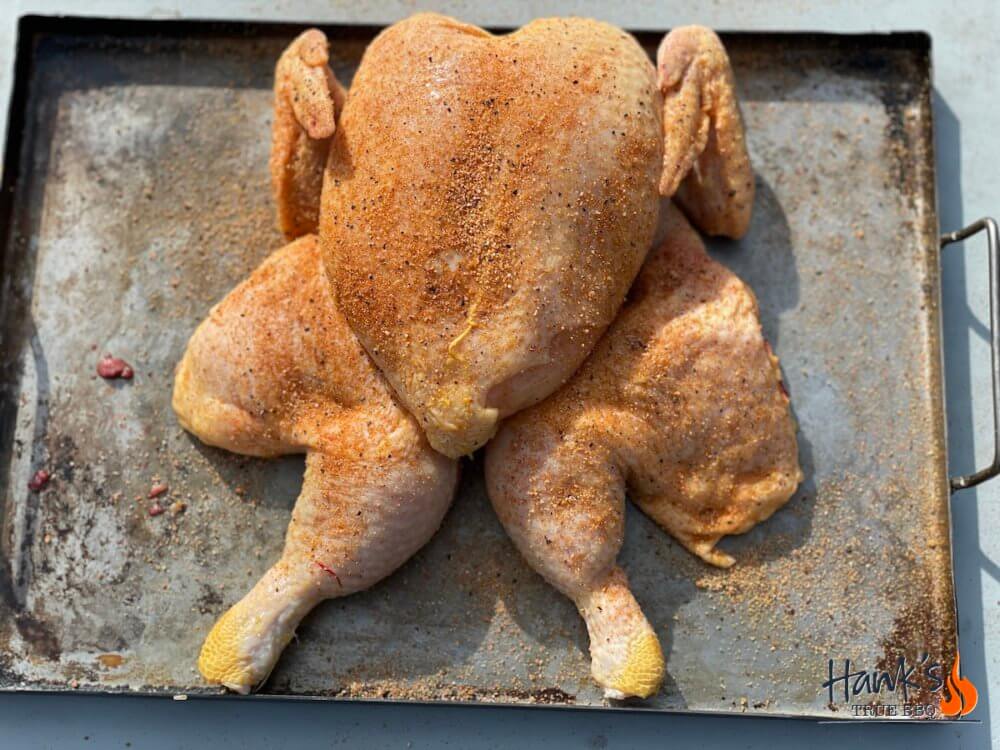 Spatchcocked kyckling med rub applicerad