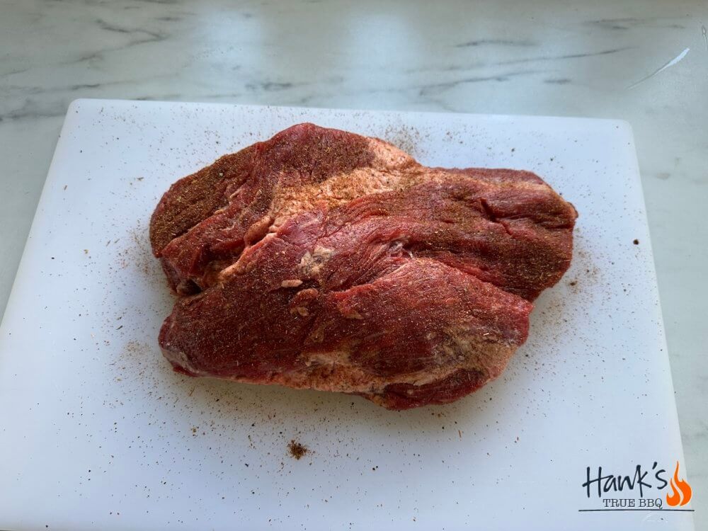 Svensk brisket med rub applicerad
